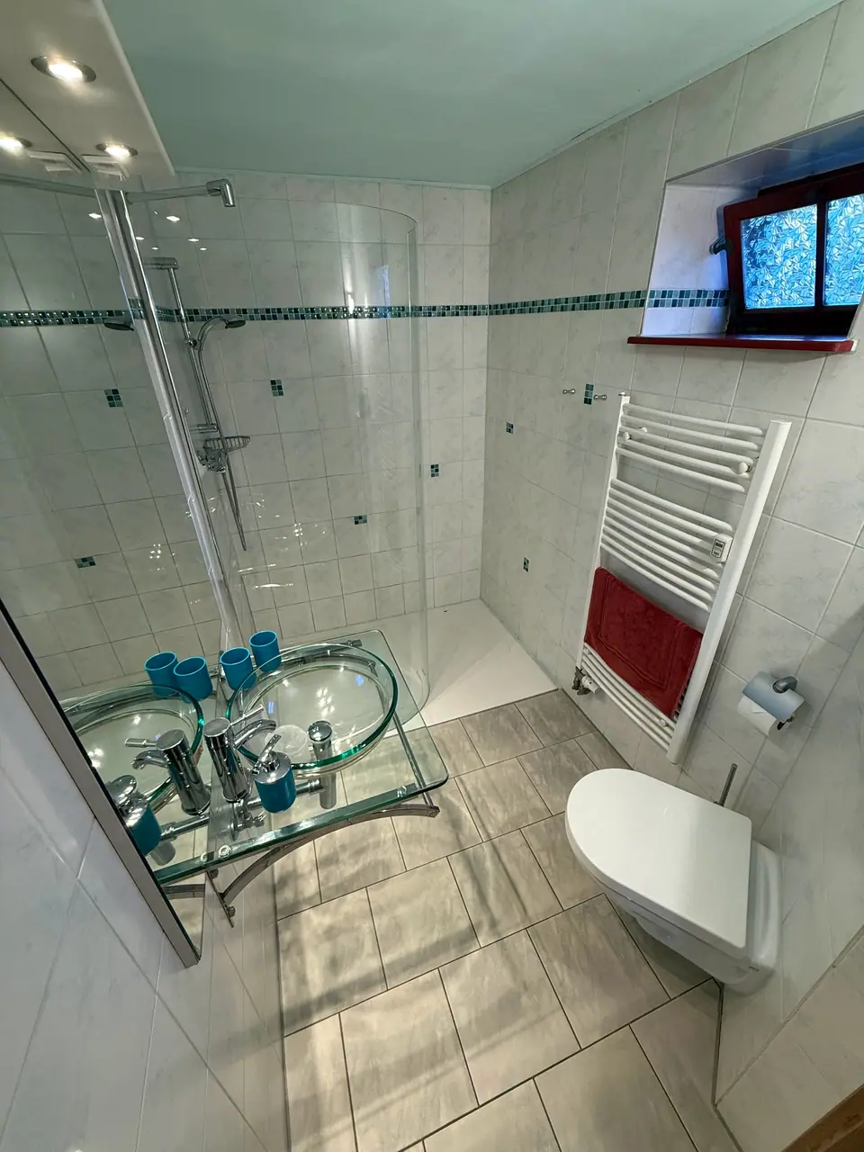 Bad, mit Dusche und Waschbecken